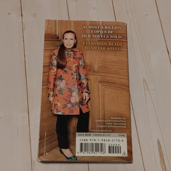 3/$13 Suspects By Danielle Steele Adult Fiction Novel Paperback Book - Picture 3 of 4